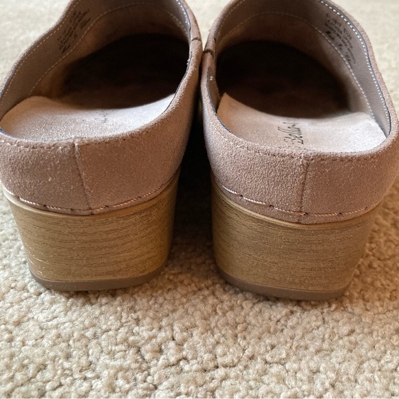 Bella-Vita Motto Clog, slip resistant. Tan almond suede color Size 6.5 M - Picture 5 of 7